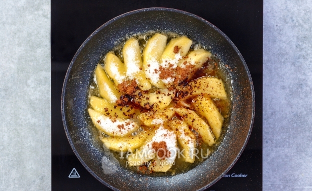 Всыпать корицу и сахар