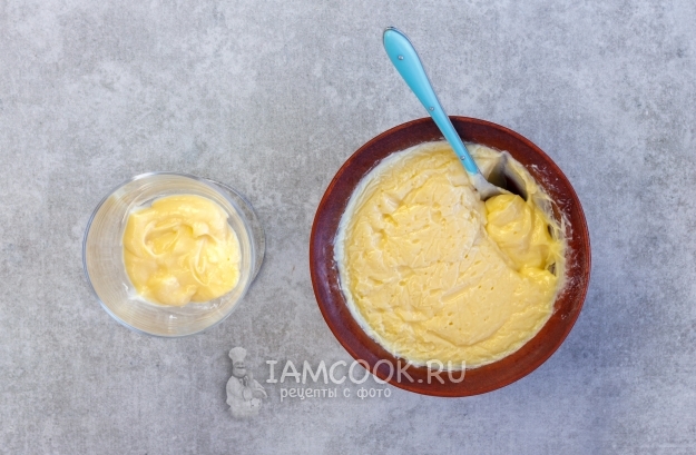 Положить в бокал крем