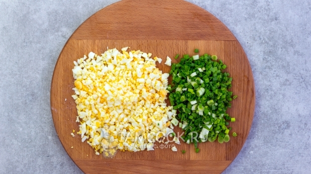 Порезать яйца и лук