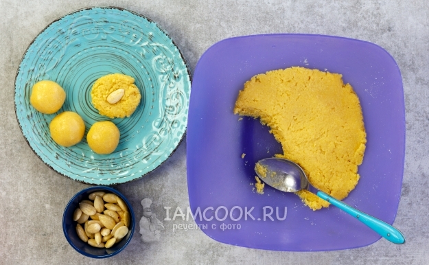 Сформировать шарики с миндалем