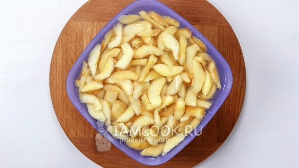 Положить айву в воду с соком лимона