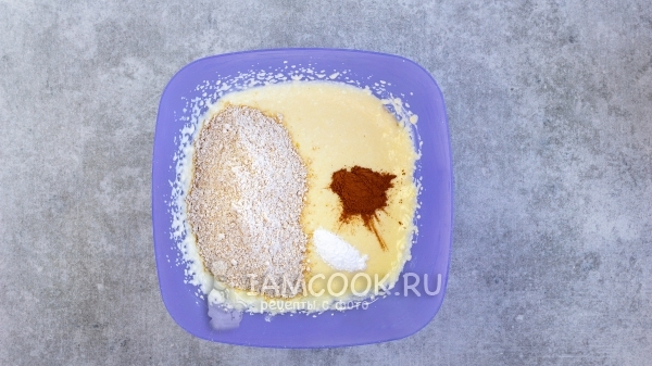Всыпать овсяную муку, корицу и разрыхлитель