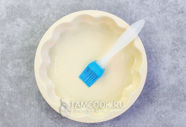 Смазать форму маслом