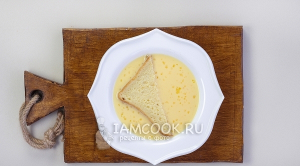 Обмакнуть хлеб в яично-молочную смесь