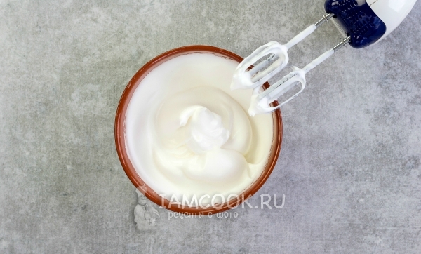 Взбить белки с сахаром