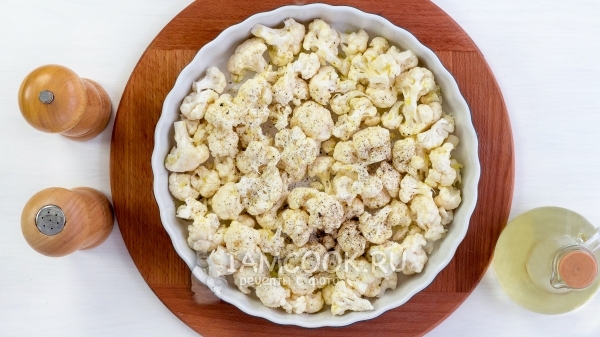 Посыпать капусту солью и перцем