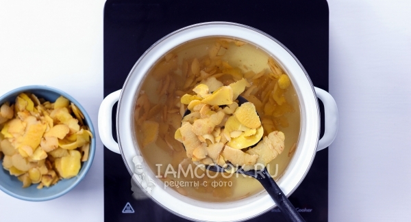 Нагреть воду с айвой