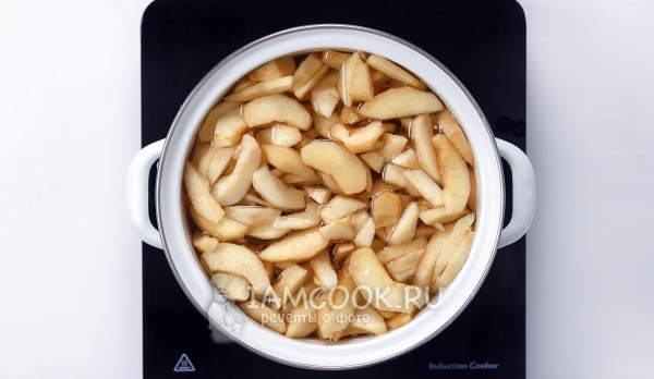 Положить айву в отвар