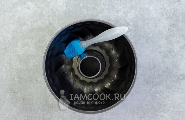 Смазать форму маслом