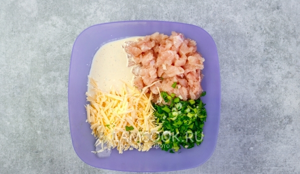 Добавить мясо, сыр и лук