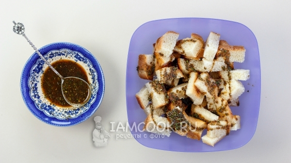 Влить смесь на хлеб