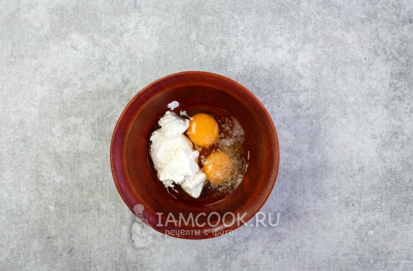 Соединить яйца и сметану