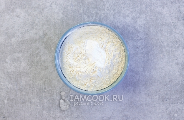 Смешиваем муку с разрыхлителем