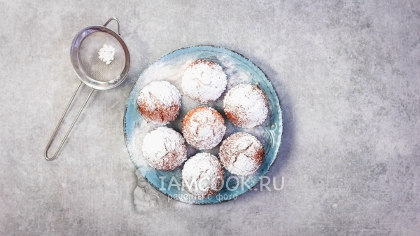 Посыпать сахарной пудрой