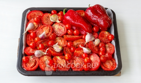 Положить овощи на противень