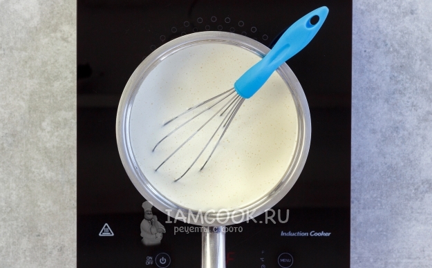 Помешивая венчиком уварить смесь