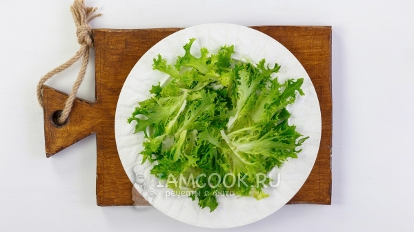 Положить листья салата