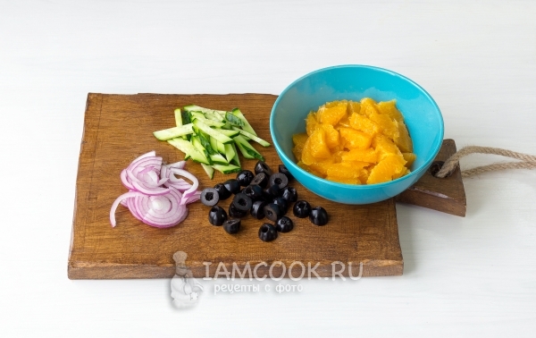Нарезать лук, огурец и маслины
