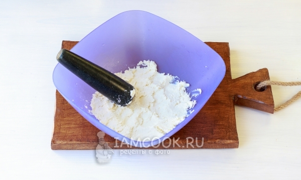 Растереть творог