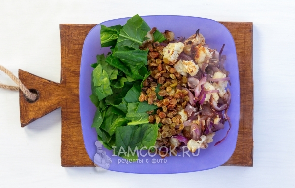 Соединить овощи, шпинат и изюм