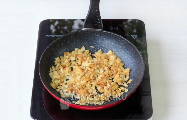 Обжарить лук