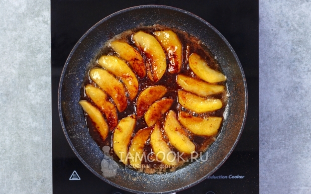 Потушить яблоки в карамели