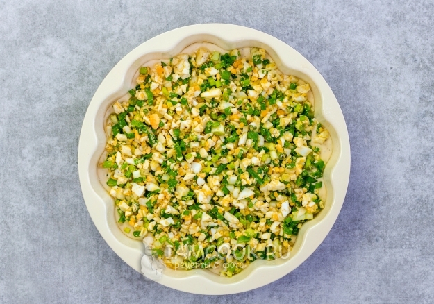 Положить на тесто начинку