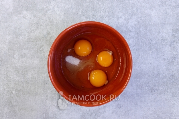 Соединяем яйца с сахаром