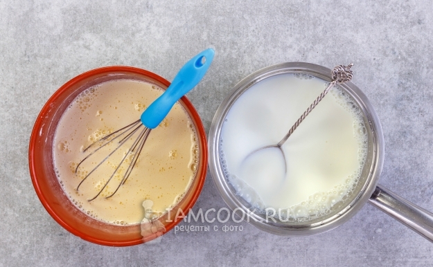 Влить молоко в яичную смесь