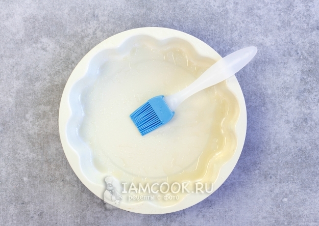 Смазываем форму