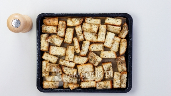 Выложить хлеб на противень