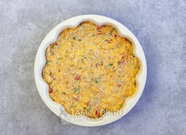 Перекладываем тесто в форму