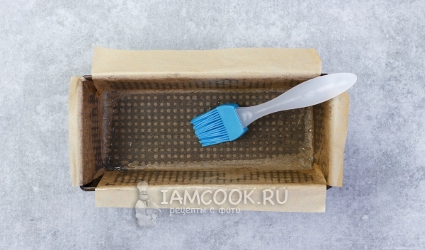 Смазываем пекарскую бумагу в форме