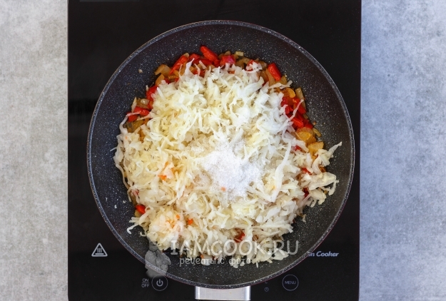 Обжариваем квашеную капусту