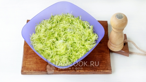 Натереть кабачки