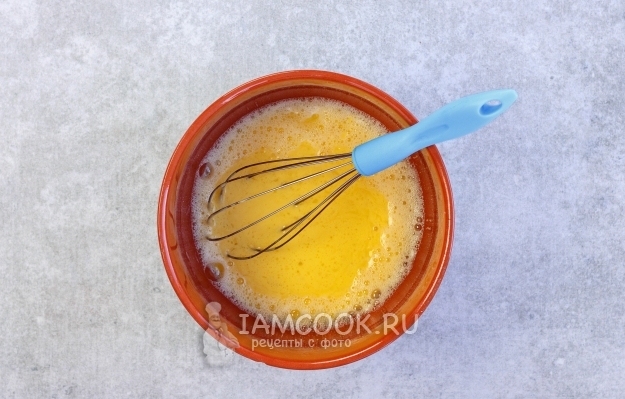 Взбиваем яйца с сахаром