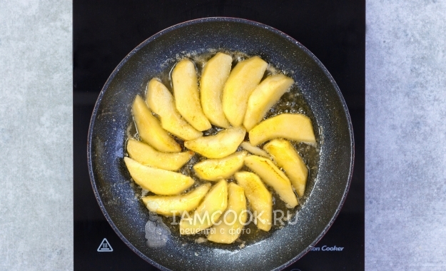 Обжарить яблоки