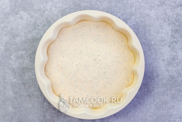 Выложить тесто в форму