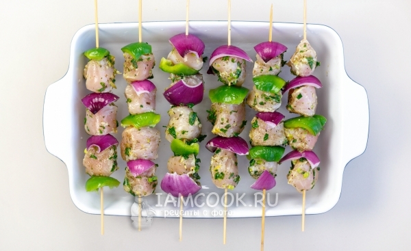 Нанизать мясо на шпажки