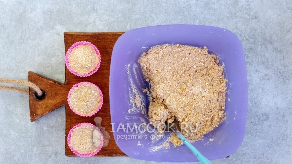 Положить тесто в формочки