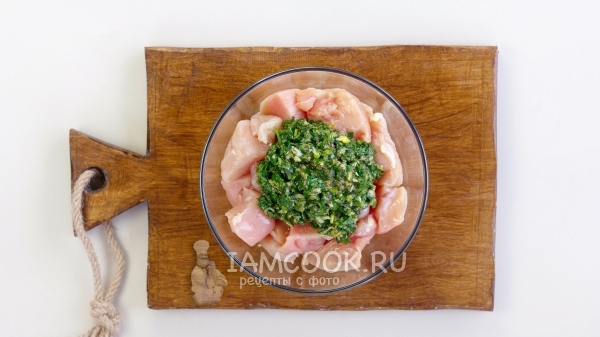 Положить маринад к мясу