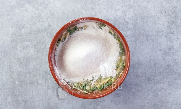 Насыпаем в смесь муку с разрыхлителем