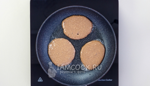 Налить тесто на сковороду