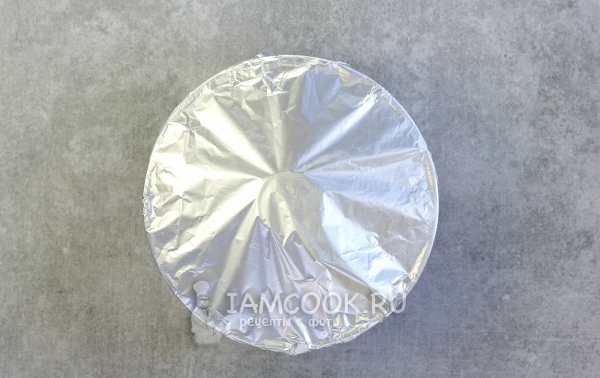 Накрыть форму фольгой