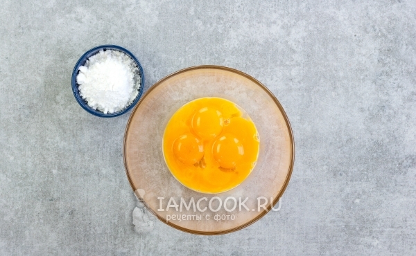 Соединить желтки с сахаром