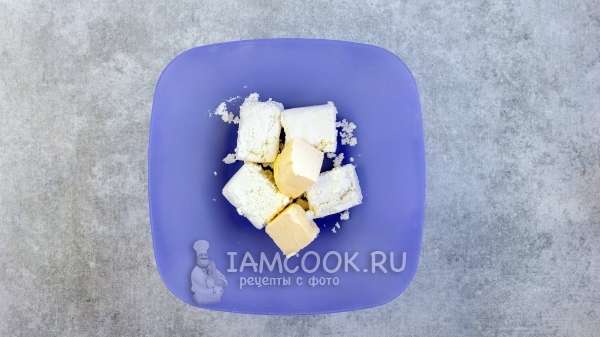 Соединить творог с маслом