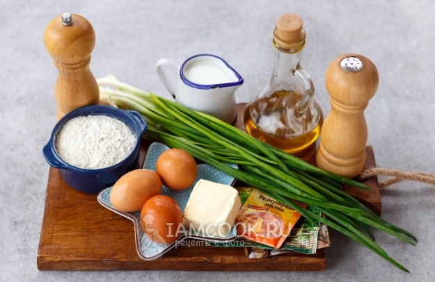 Ингредиенты для пирога из жидкого теста с зеленым луком и яйцом