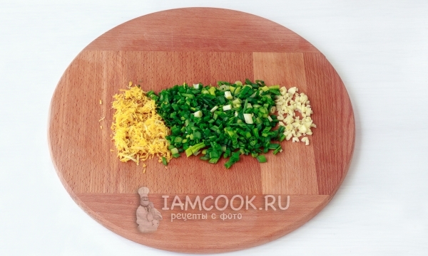 Измельчить цедру лимона, зеленый лук и чеснок