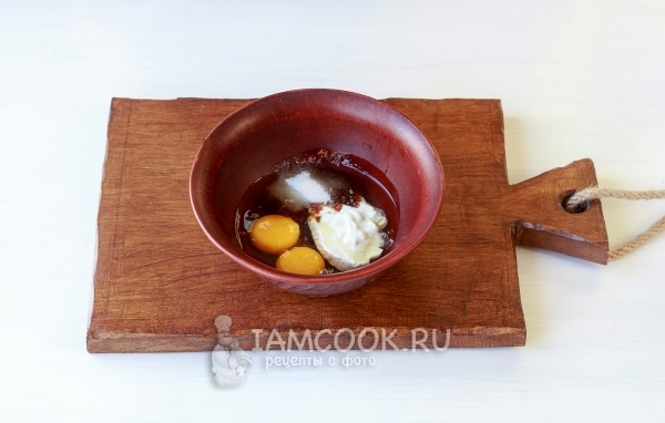 Соединить яйца, сметану и сахар