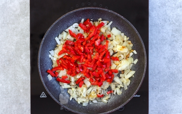 Добавляем в сковороду перец